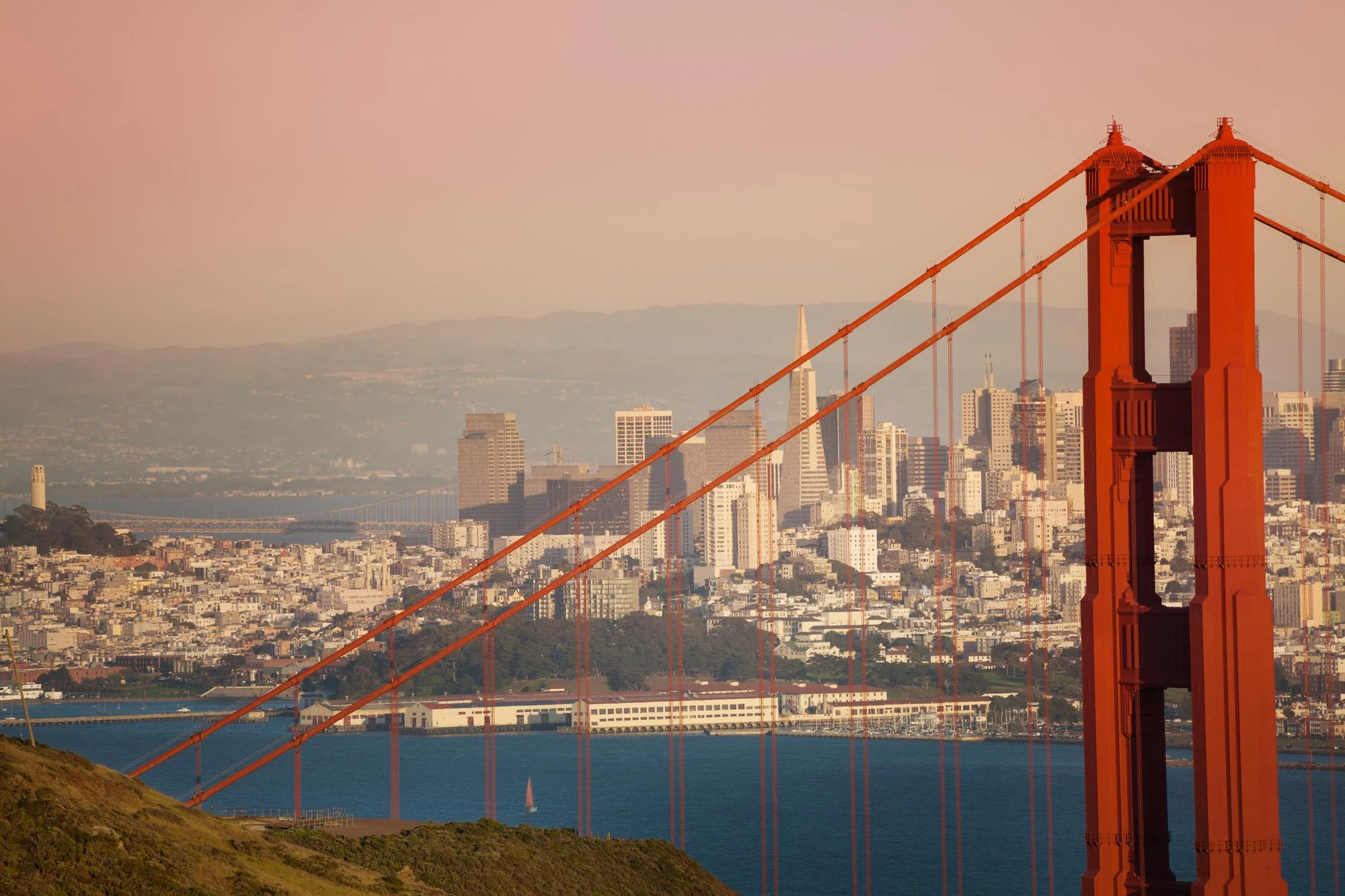 san francisco amerikai nagyvaros uzleti negyede, felhokarcolokkal és a golden gate híddal