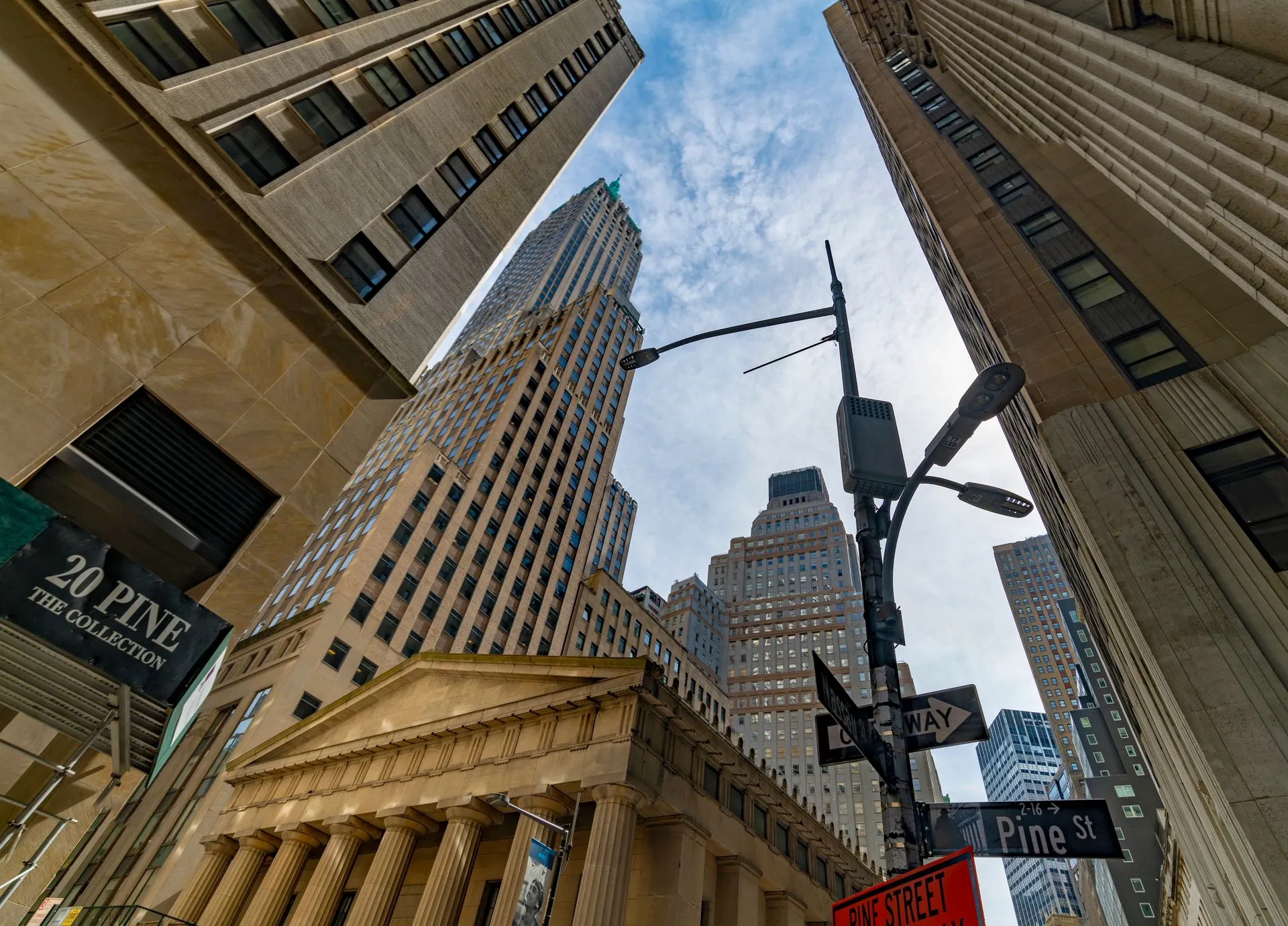 new york utcakép napsütés nasdaq felirat üzleti járókelők